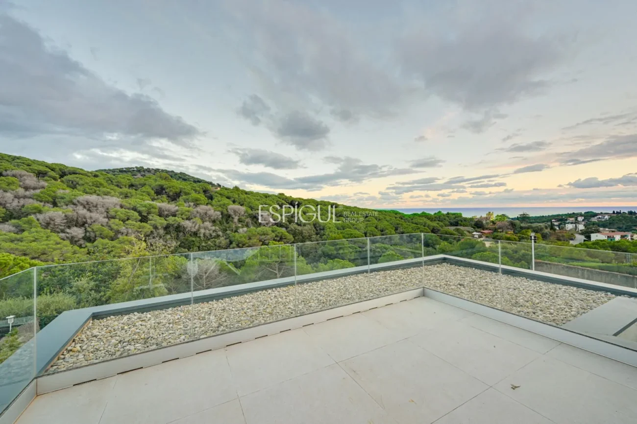 Espectacular casa a quatre vents amb gran zona exterior i vistes al mar