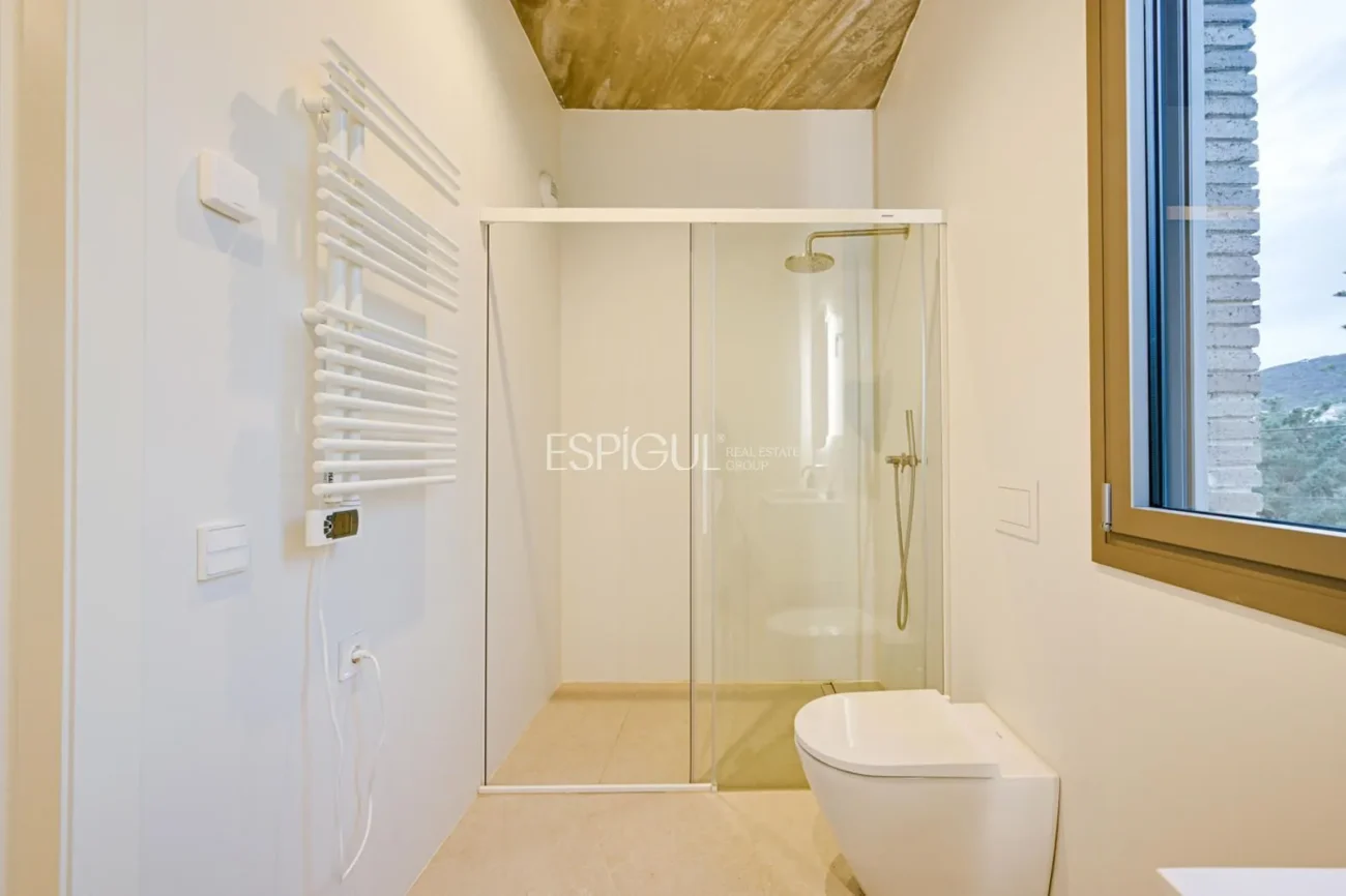 Espectacular casa a quatre vents amb gran zona exterior i vistes al mar