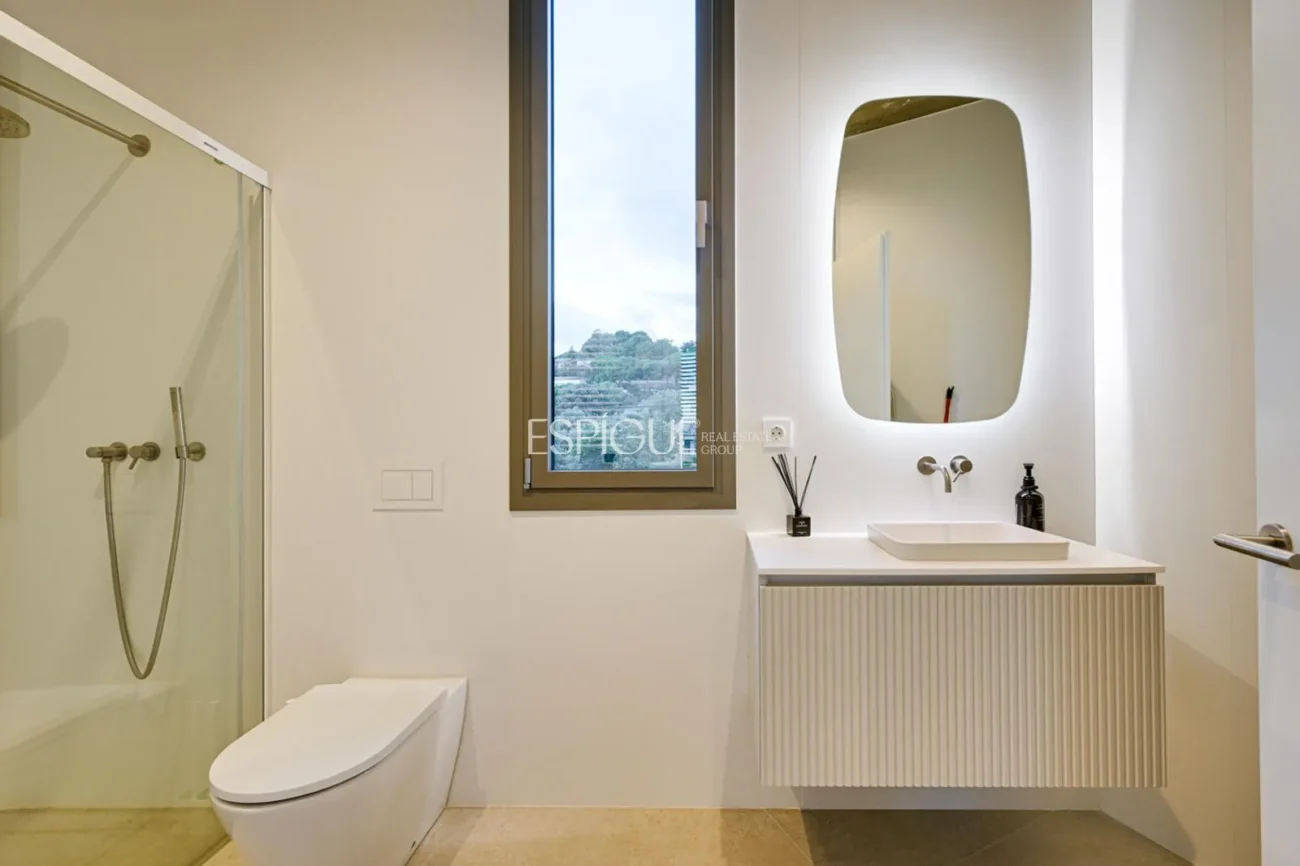 Espectacular casa a quatre vents amb gran zona exterior i vistes al mar