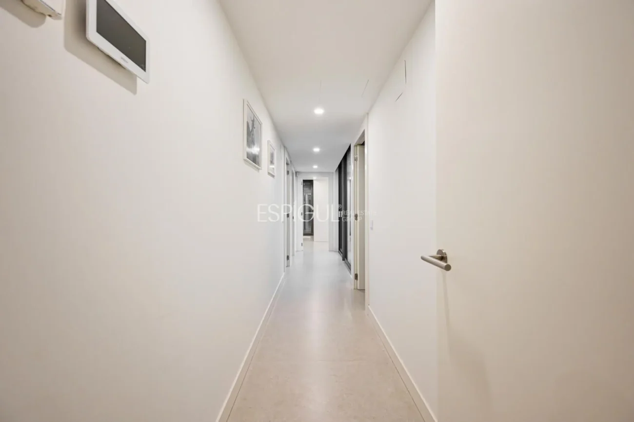 Espectacular casa a quatre vents amb gran zona exterior i vistes al mar