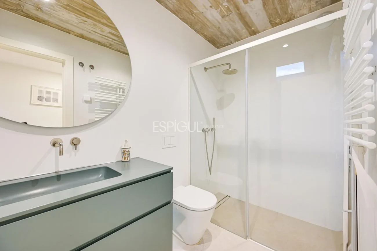 Espectacular casa a quatre vents amb gran zona exterior i vistes al mar