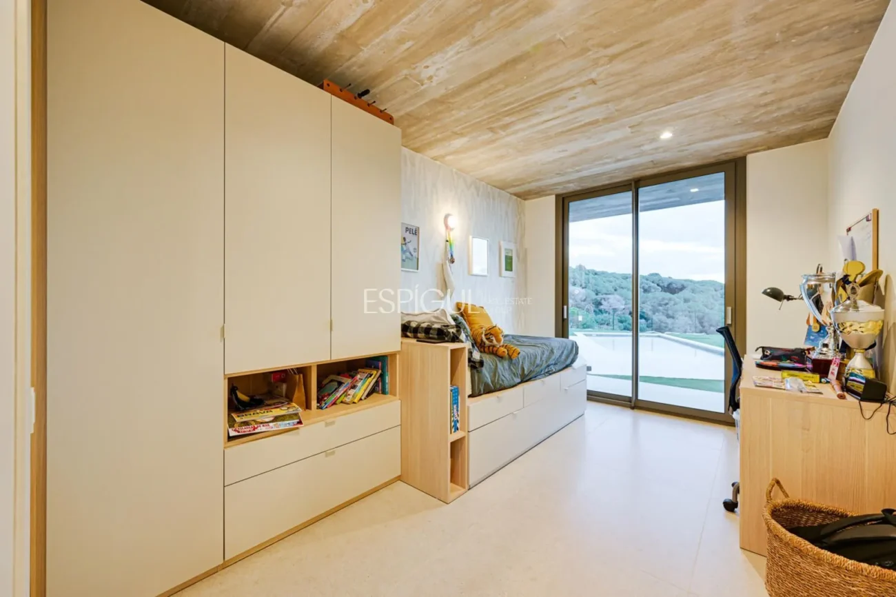 Espectacular casa a quatre vents amb gran zona exterior i vistes al mar