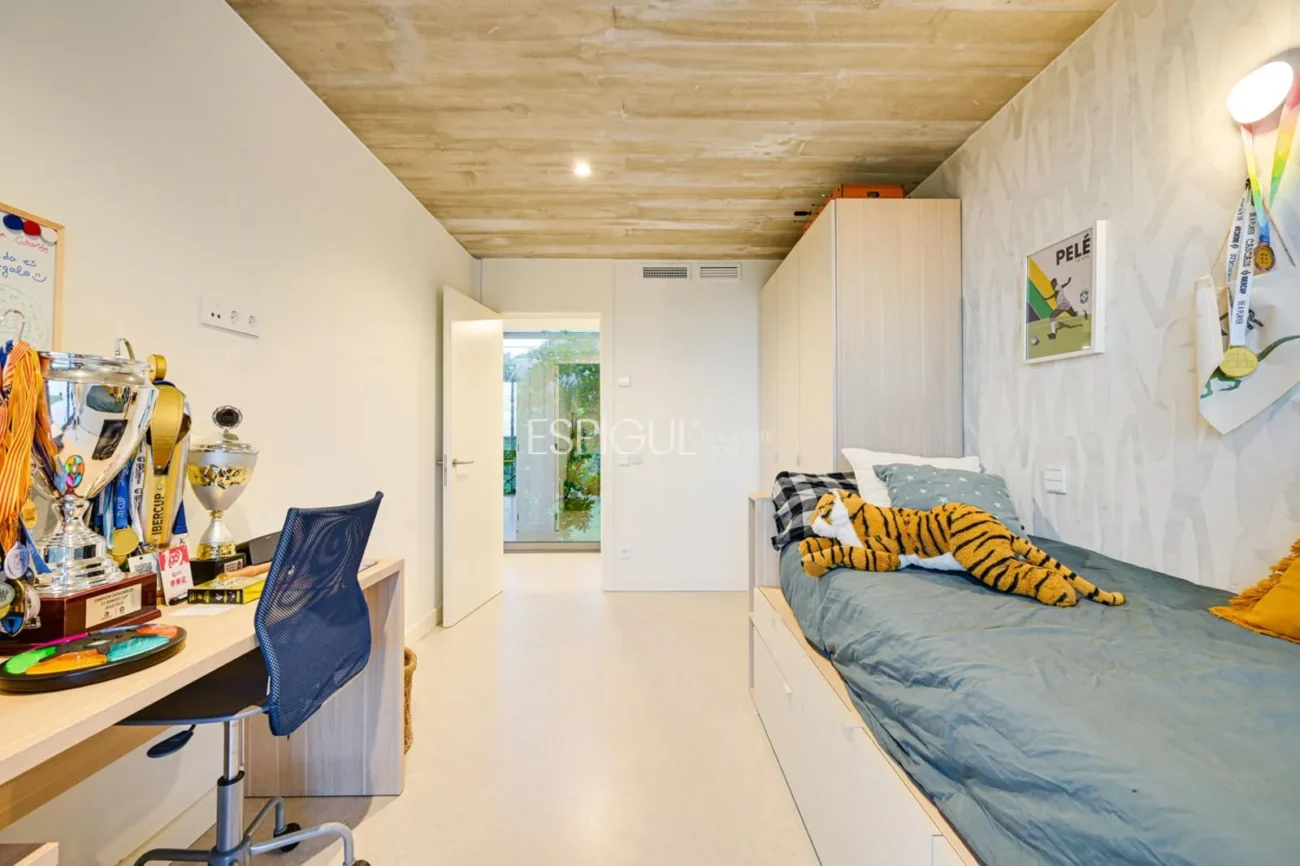 Espectacular casa a quatre vents amb gran zona exterior i vistes al mar