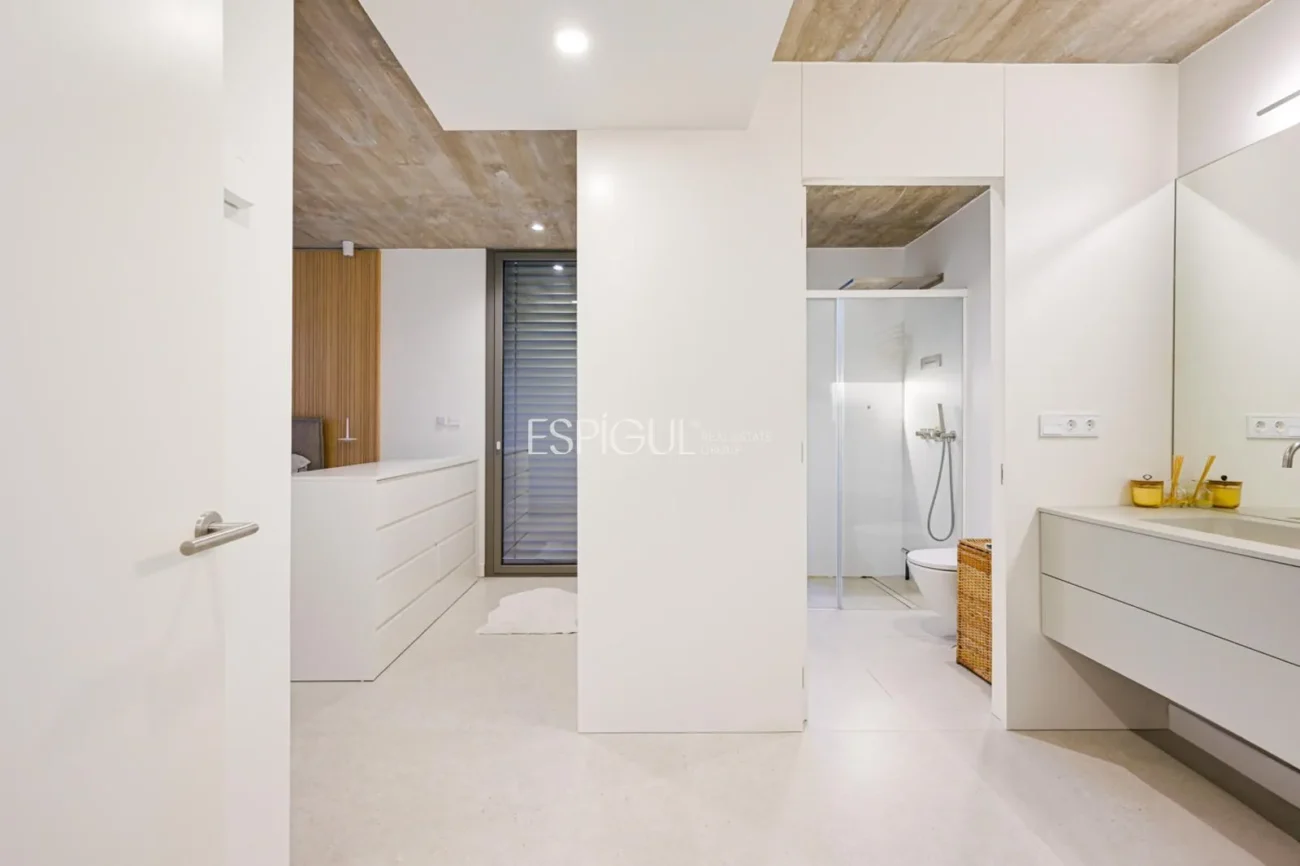 Espectacular casa a quatre vents amb gran zona exterior i vistes al mar