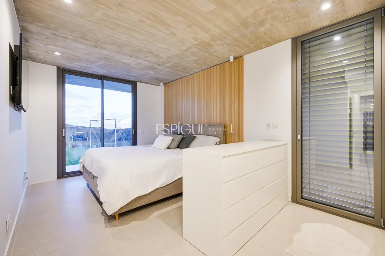 Espectacular casa a quatre vents amb gran zona exterior i vistes al mar