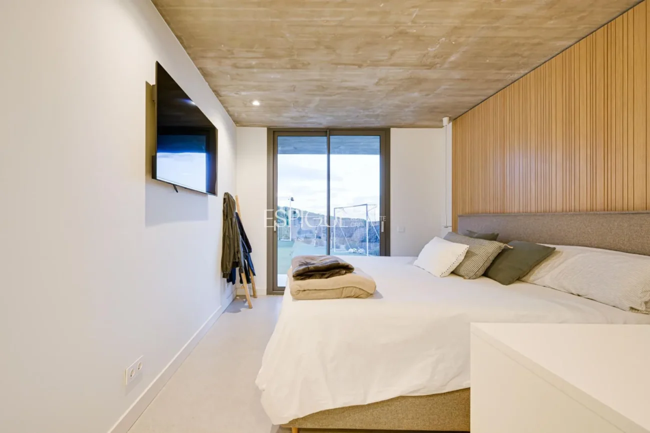 Espectacular casa a quatre vents amb gran zona exterior i vistes al mar