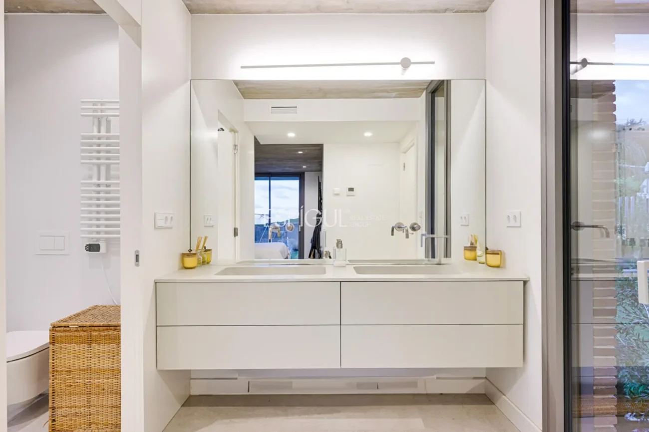 Espectacular casa a quatre vents amb gran zona exterior i vistes al mar