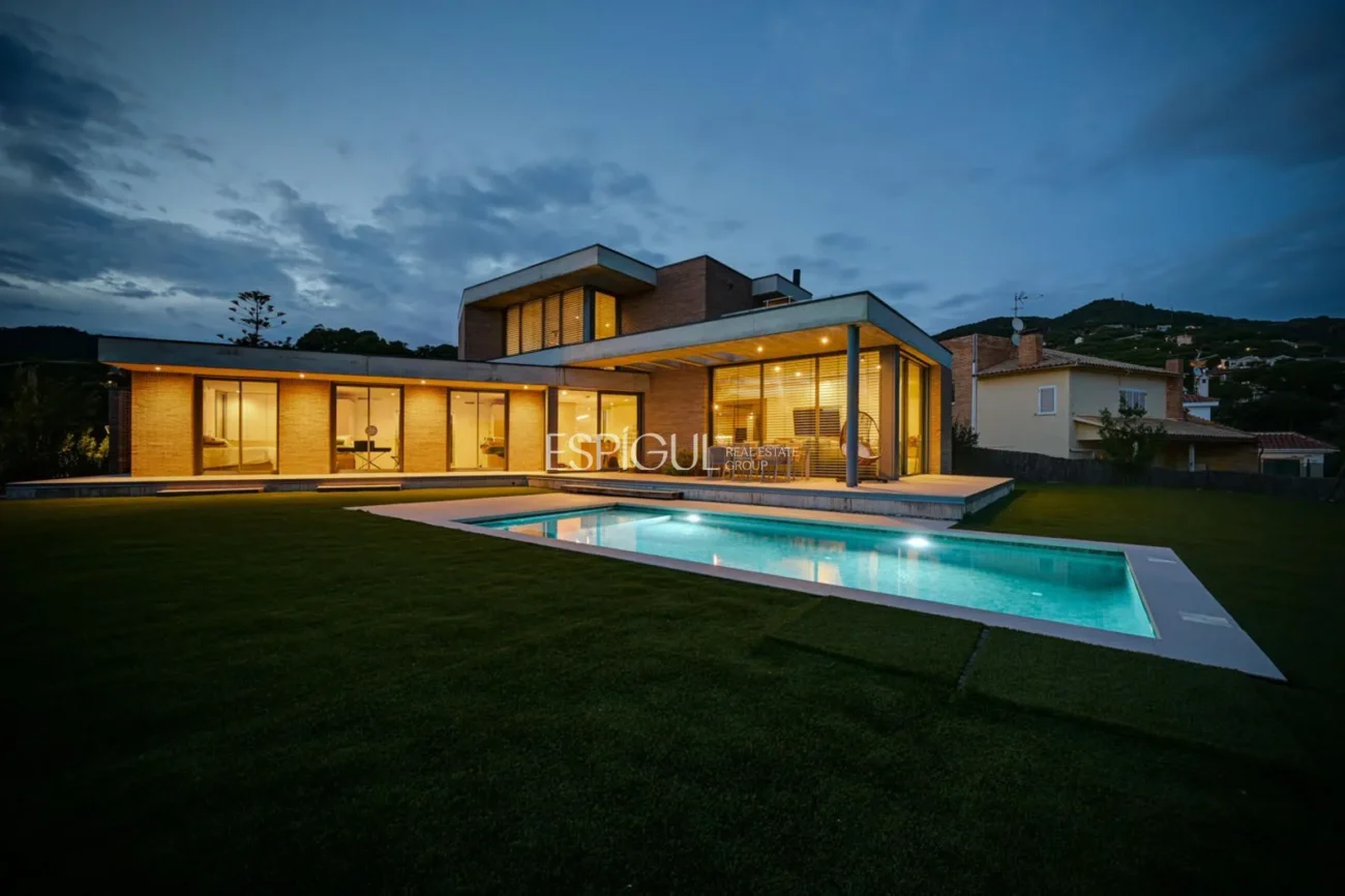 Spectacular Detached House with a Large Outdoor Area and Sea Views.