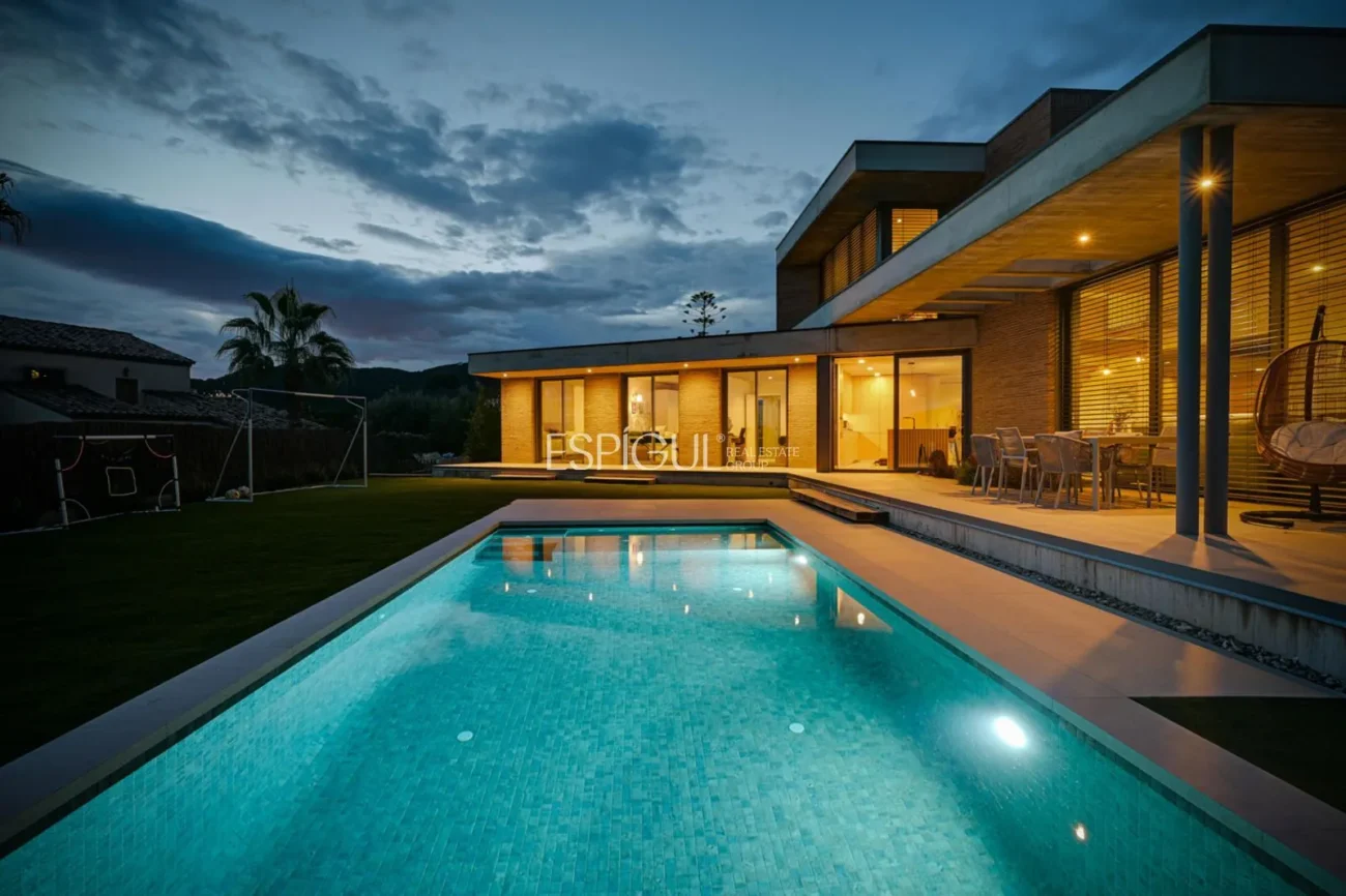 Espectacular casa a quatre vents amb gran zona exterior i vistes al mar