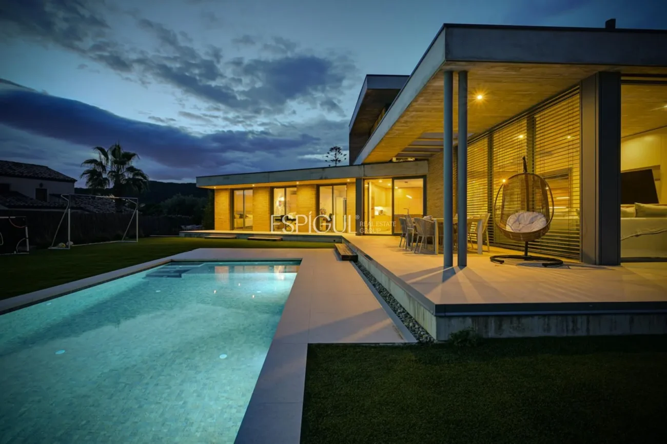 Espectacular casa a quatre vents amb gran zona exterior i vistes al mar