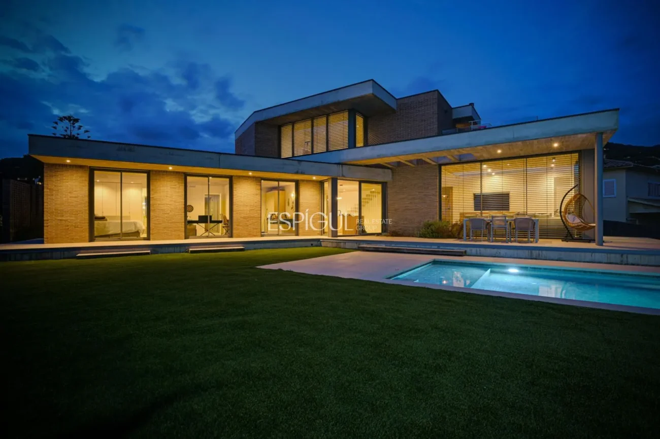 Espectacular casa a quatre vents amb gran zona exterior i vistes al mar