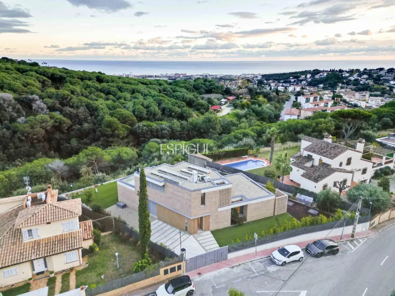 Эффектный дом на четыре стороны света с большой внешней зоной и видом на море