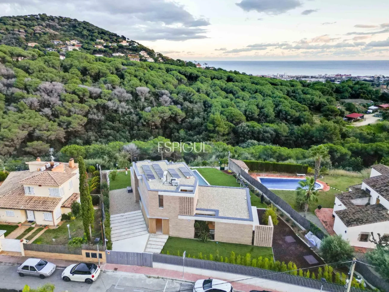 Эффектный дом на четыре стороны света с большой внешней зоной и видом на море