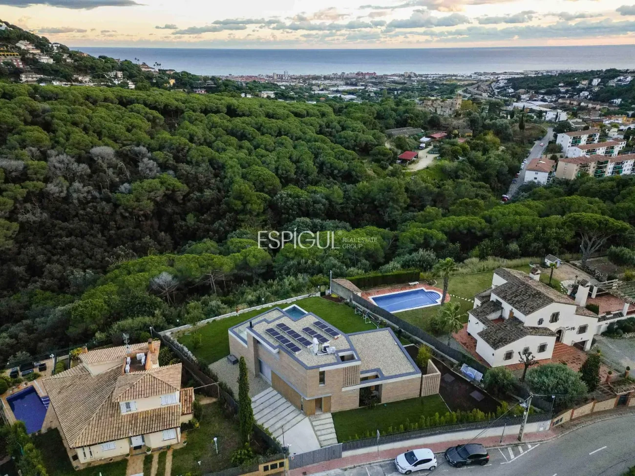 Эффектный дом на четыре стороны света с большой внешней зоной и видом на море