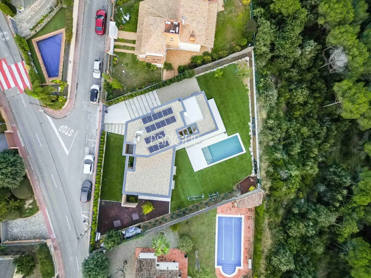 Эффектный дом на четыре стороны света с большой внешней зоной и видом на море