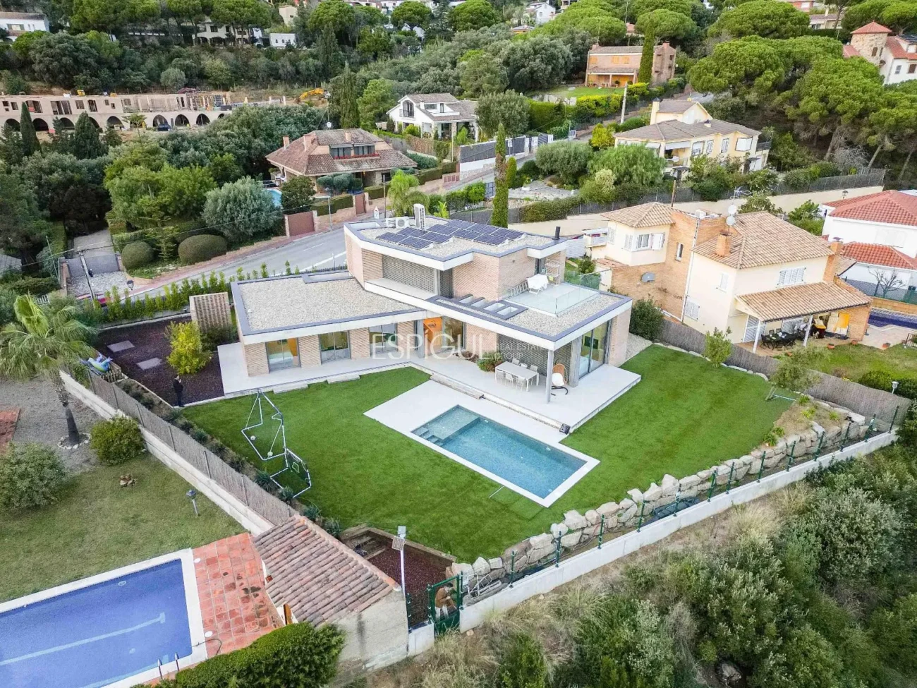 Эффектный дом на четыре стороны света с большой внешней зоной и видом на море