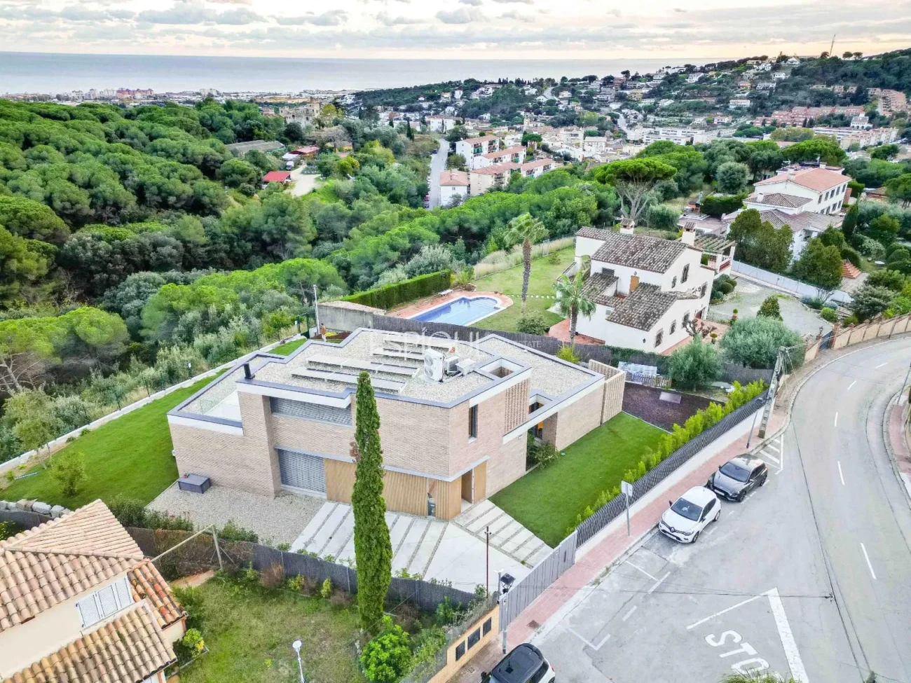 Эффектный дом на четыре стороны света с большой внешней зоной и видом на море