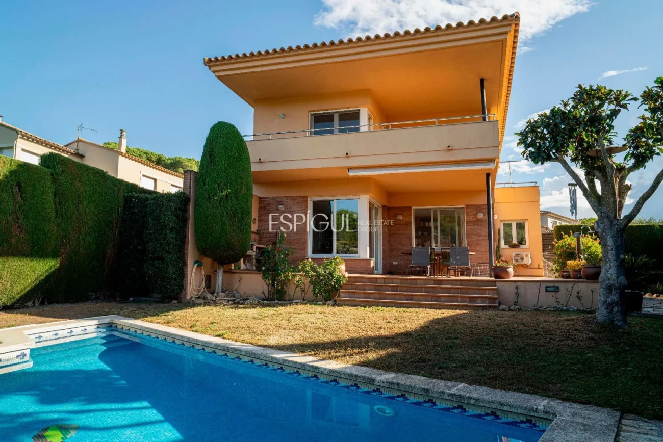 Exclusive Villa with Pool in the Heart of Mont-Ras