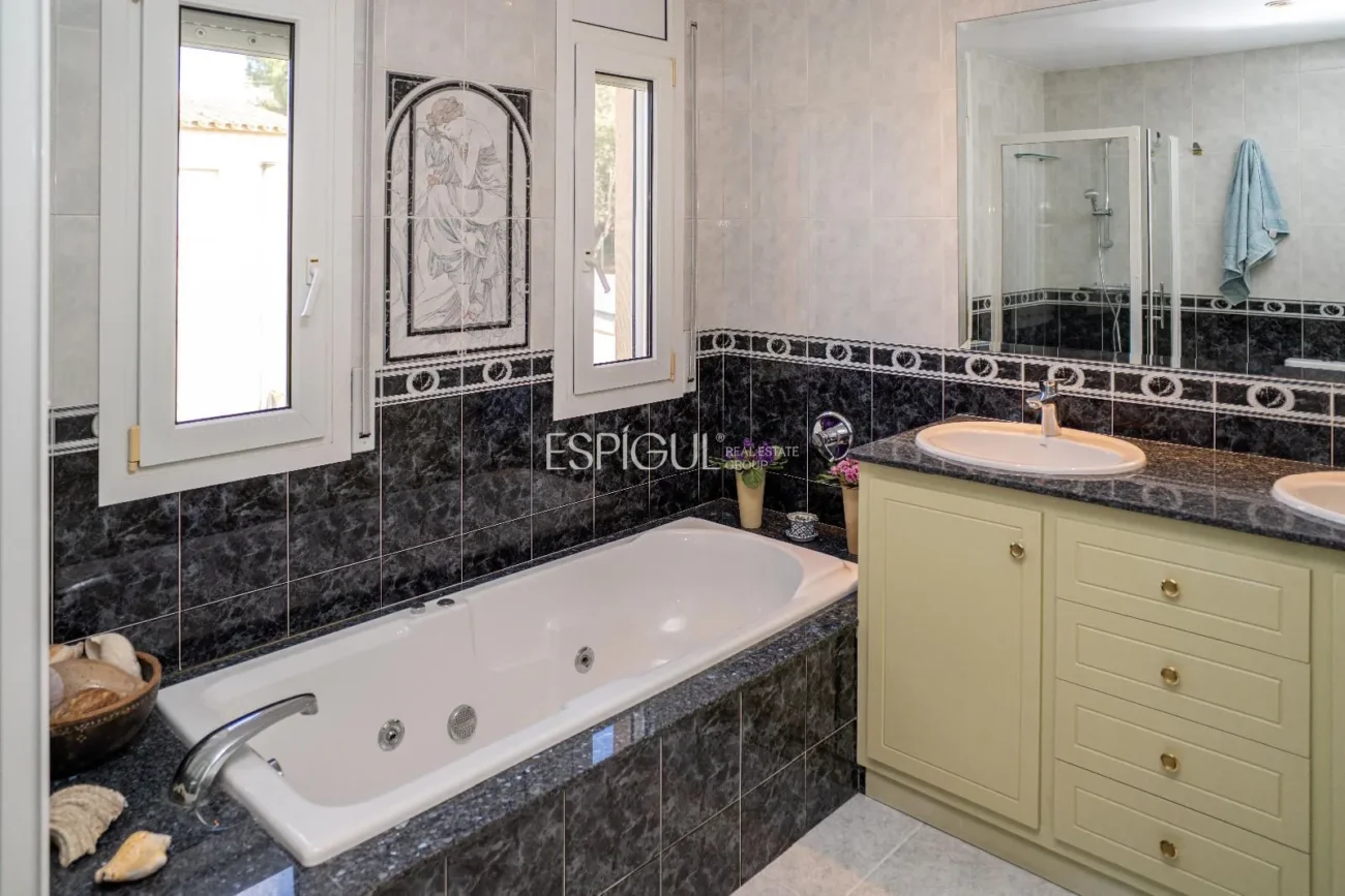 Exclusive Villa with Pool in the Heart of Mont-Ras