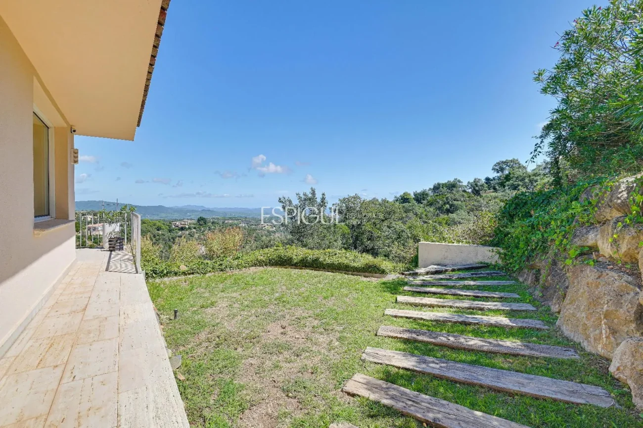 Exclusiva vila amb piscina i vistes panoràmiques a Platja d’Aro