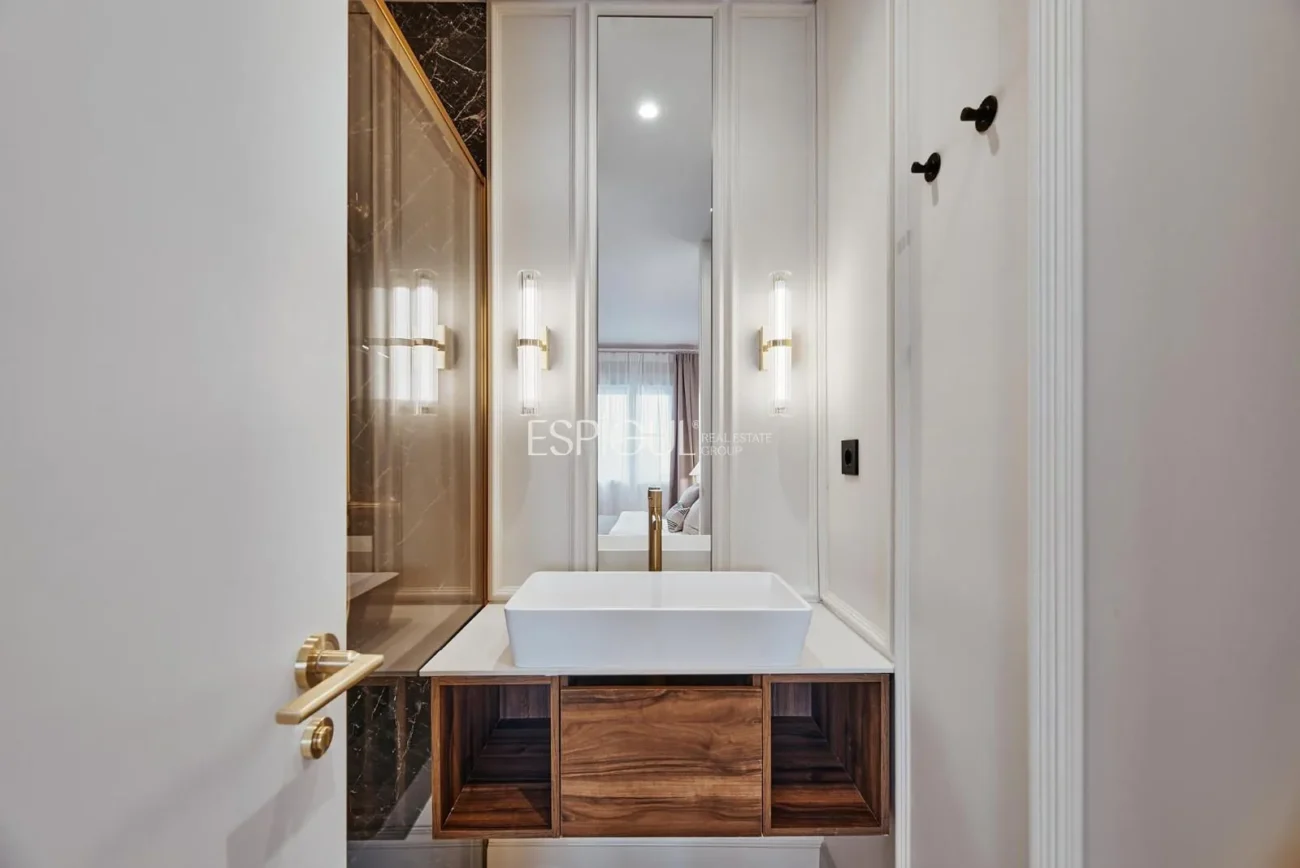 Exclusive exterior apartment on Calle Alcántar, Lista