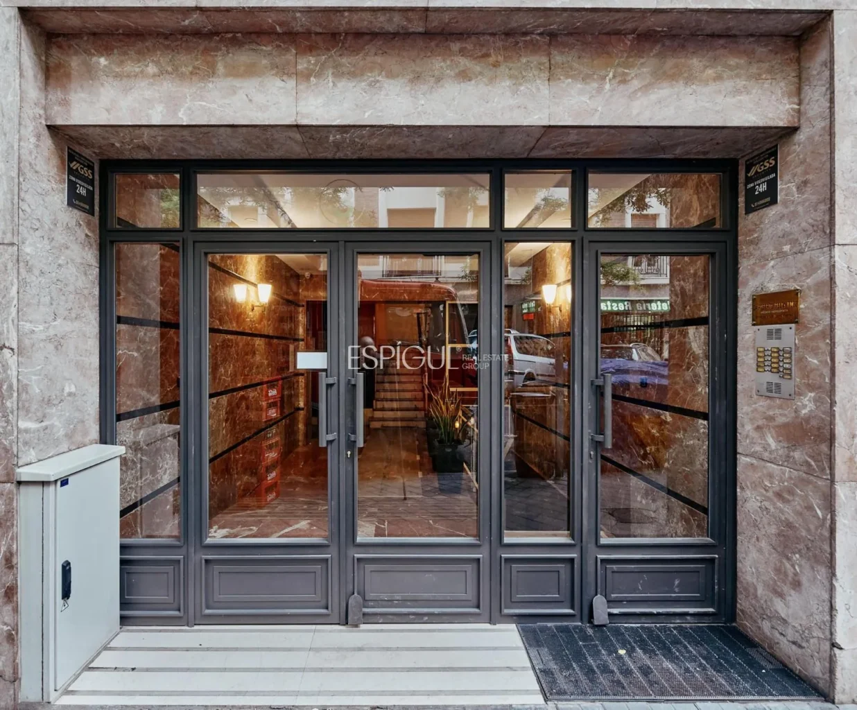 Exclusive renovated apartment on Calle Montesa