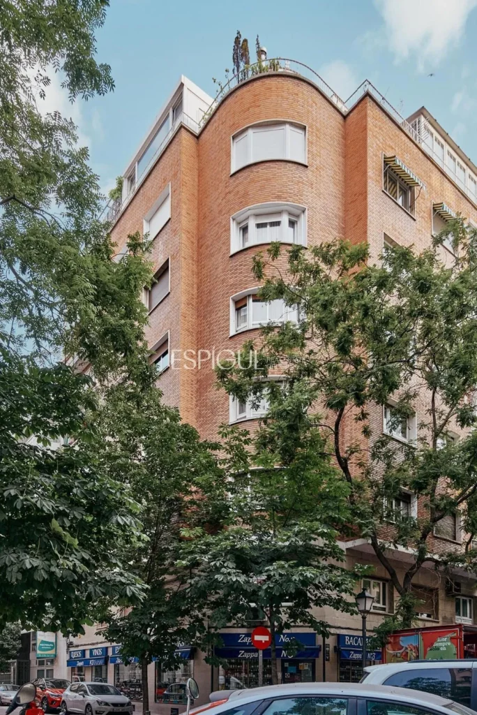 Exclusive renovated apartment on Calle Montesa