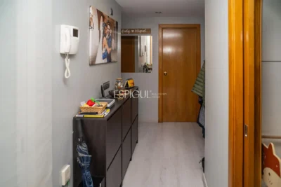 Светлая двухкомнатная квартира с террасой в центре Жироны