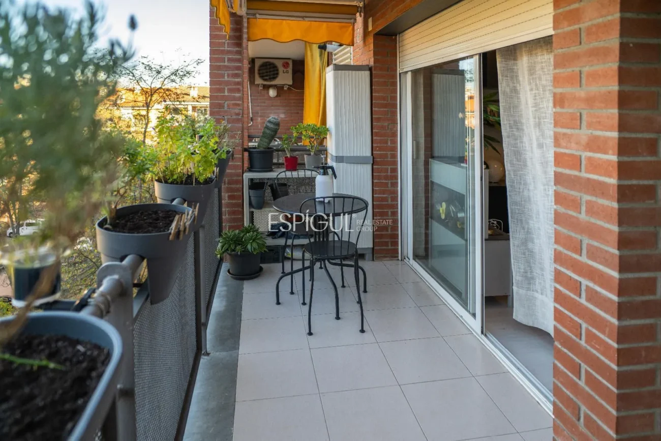 Светлая двухкомнатная квартира с террасой в центре Жироны