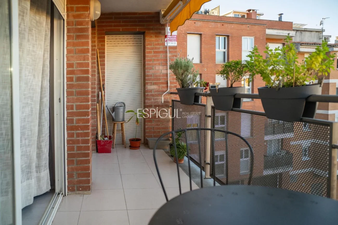 Helle Zweizimmerwohnung mit Terrasse im Zentrum von Girona