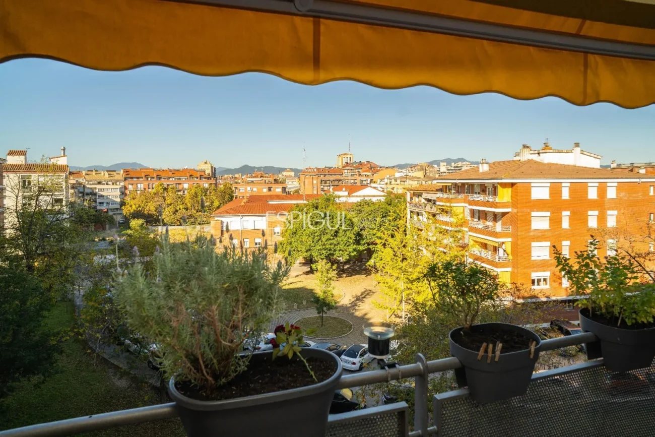Helle Zweizimmerwohnung mit Terrasse im Zentrum von Girona