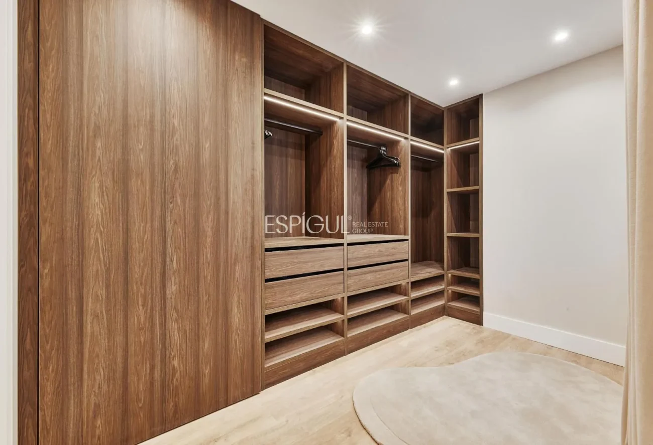 Квартира с отремонтированной террасой на улице Кастельо