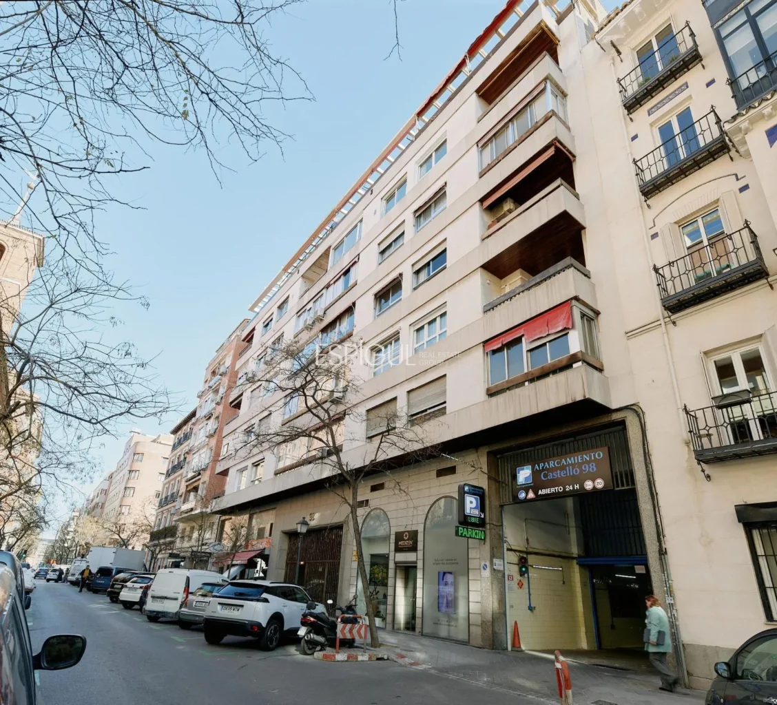 Renovated house with terrace on Castello Street