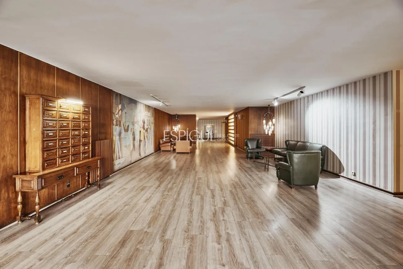 Квартира с отремонтированной террасой на улице Кастельо