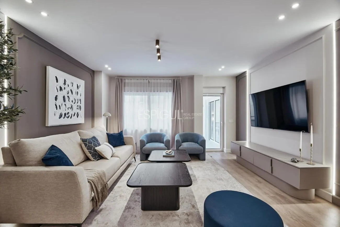 Renovated 3-bedroom apartment on Calle Montesa, Lista