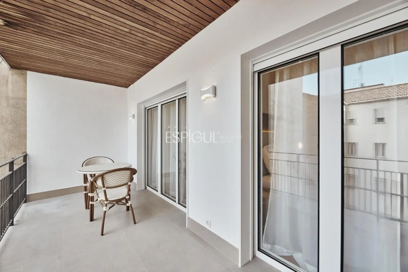 Renovated 3-bedroom apartment on Calle Montesa, Lista