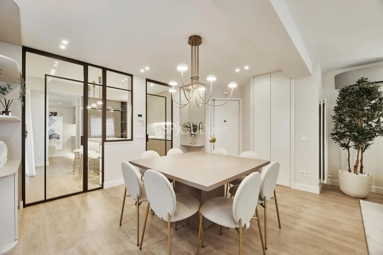 Renovated 3-bedroom apartment on Calle Montesa, Lista
