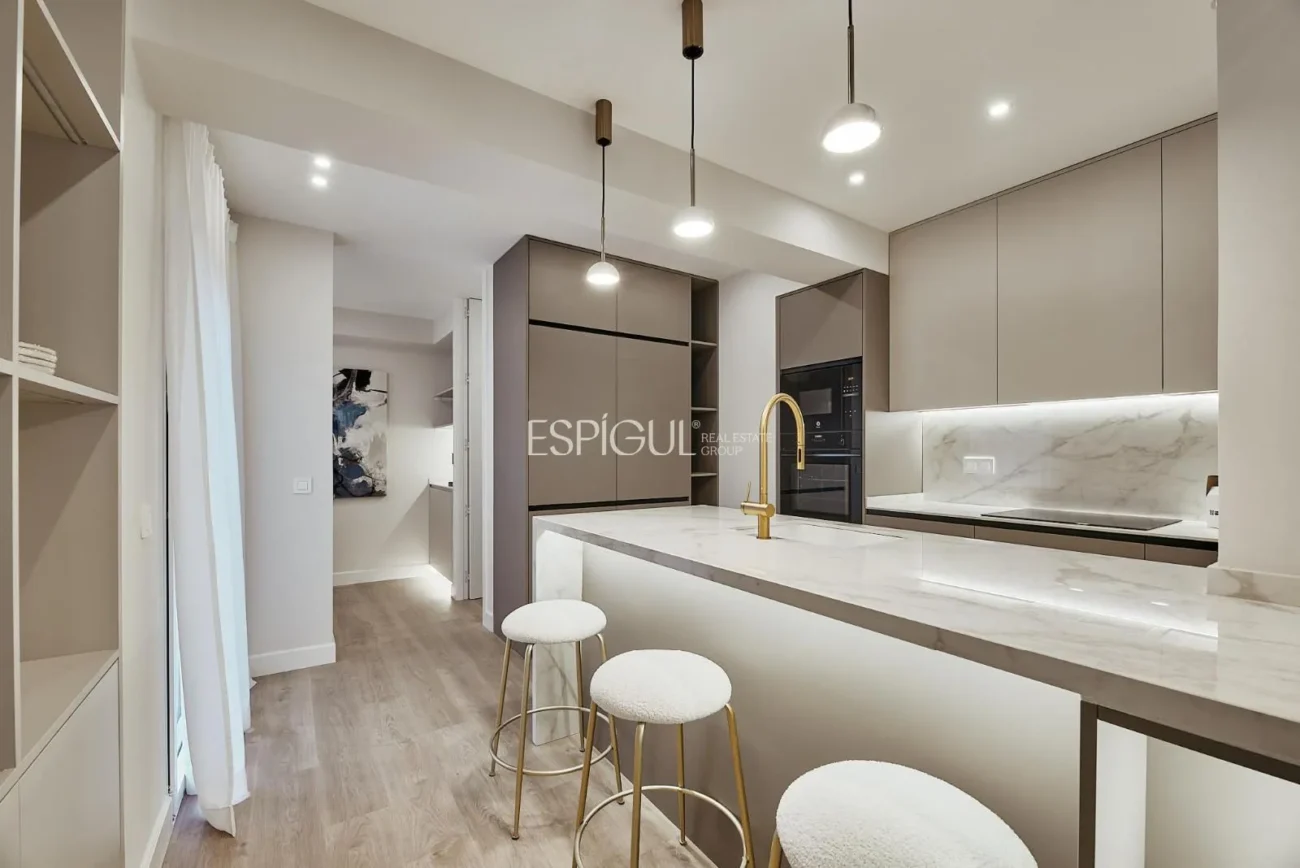 Renovated 3-bedroom apartment on Calle Montesa, Lista