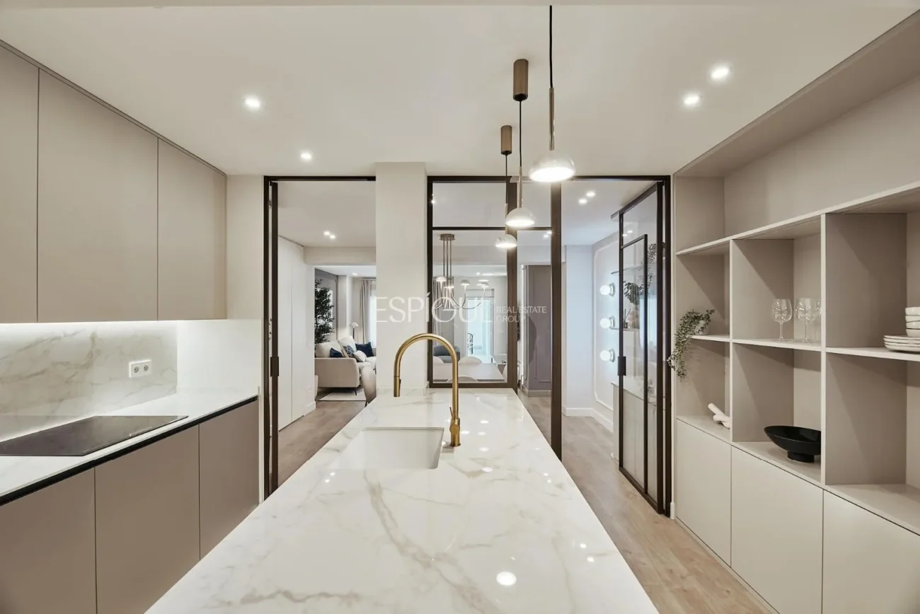 Renovated 3-bedroom apartment on Calle Montesa, Lista