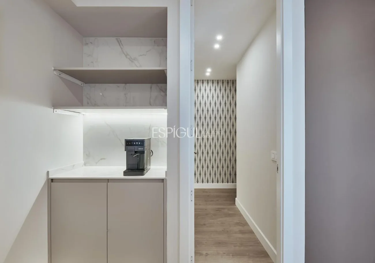 Renovated 3-bedroom apartment on Calle Montesa, Lista