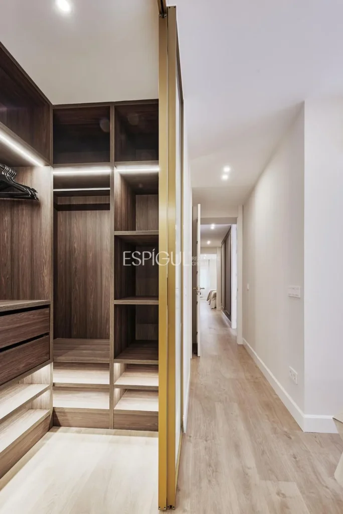 Renovated 3-bedroom apartment on Calle Montesa, Lista