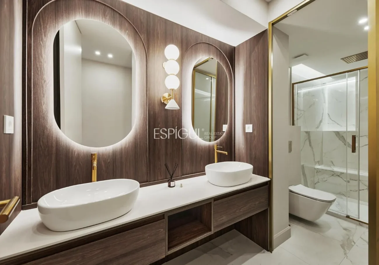 Renovated 3-bedroom apartment on Calle Montesa, Lista