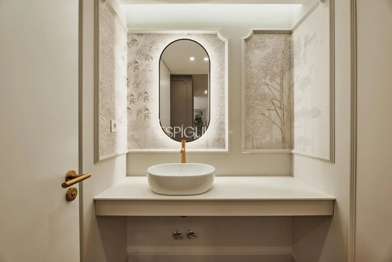 Renovated 3-bedroom apartment on Calle Montesa, Lista