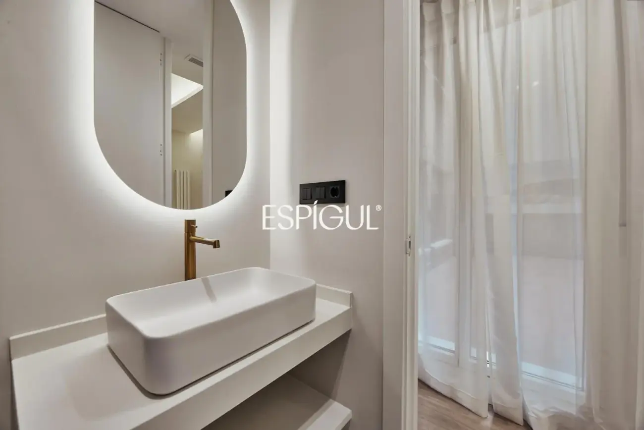 Renovated Exterior Apartment in Maria De Molina Street, Salamanca District