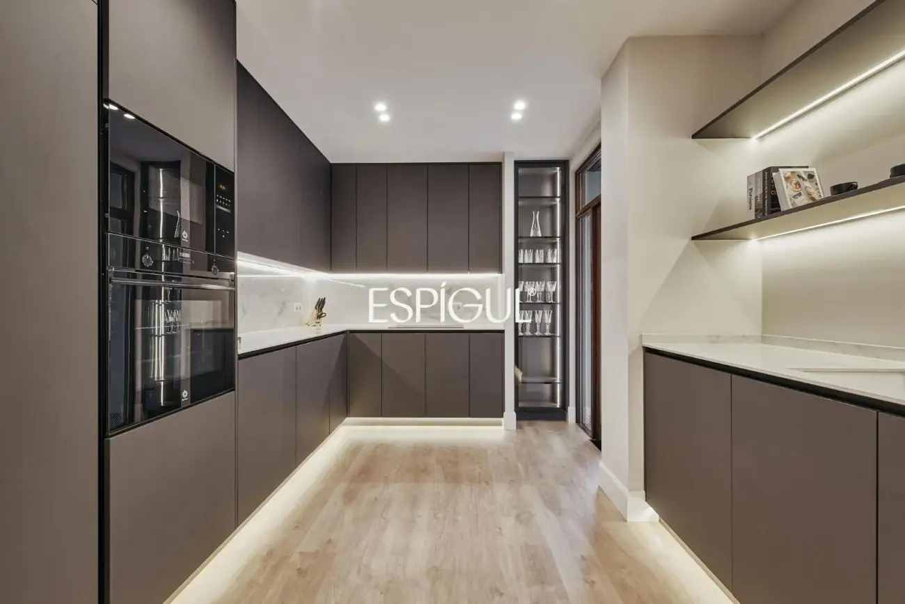 Renovated Exterior Apartment in Maria De Molina Street, Salamanca District