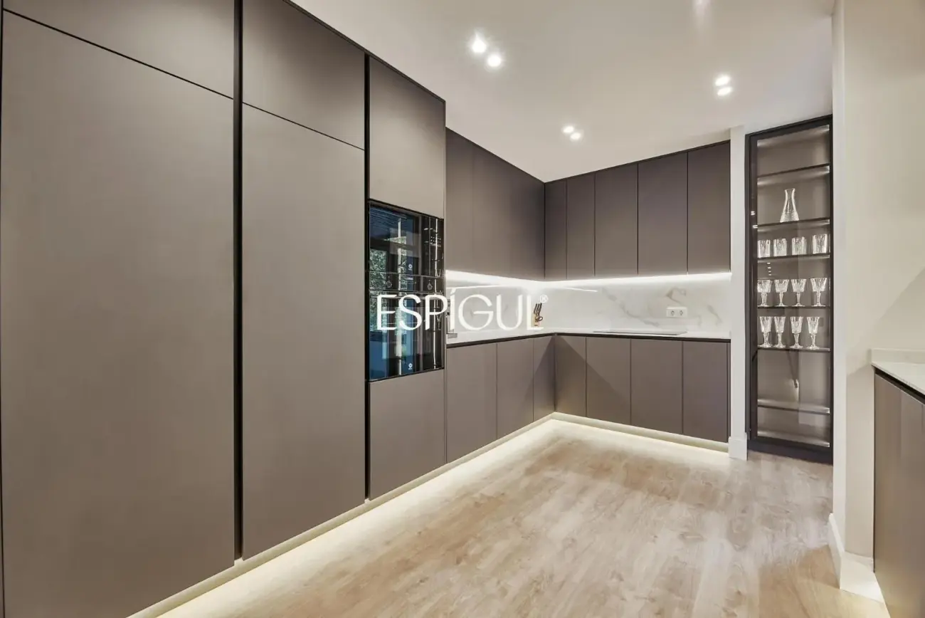 Renovated Exterior Apartment in Maria De Molina Street, Salamanca District
