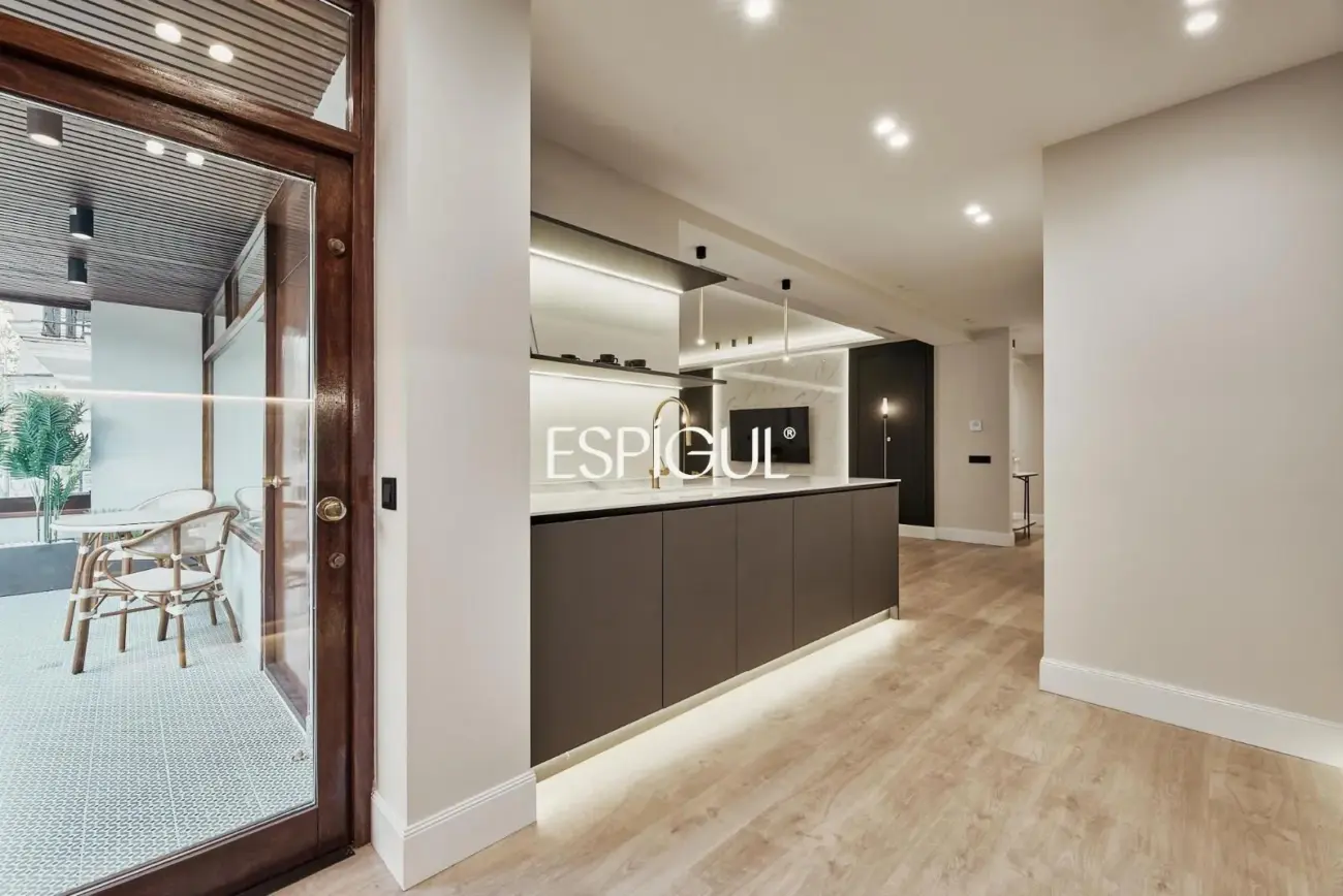 Renovated Exterior Apartment in Maria De Molina Street, Salamanca District