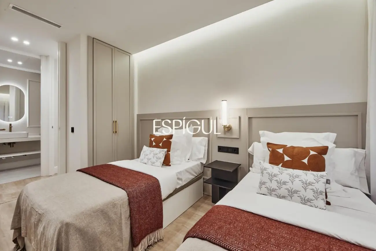Renovated Exterior Apartment in Maria De Molina Street, Salamanca District