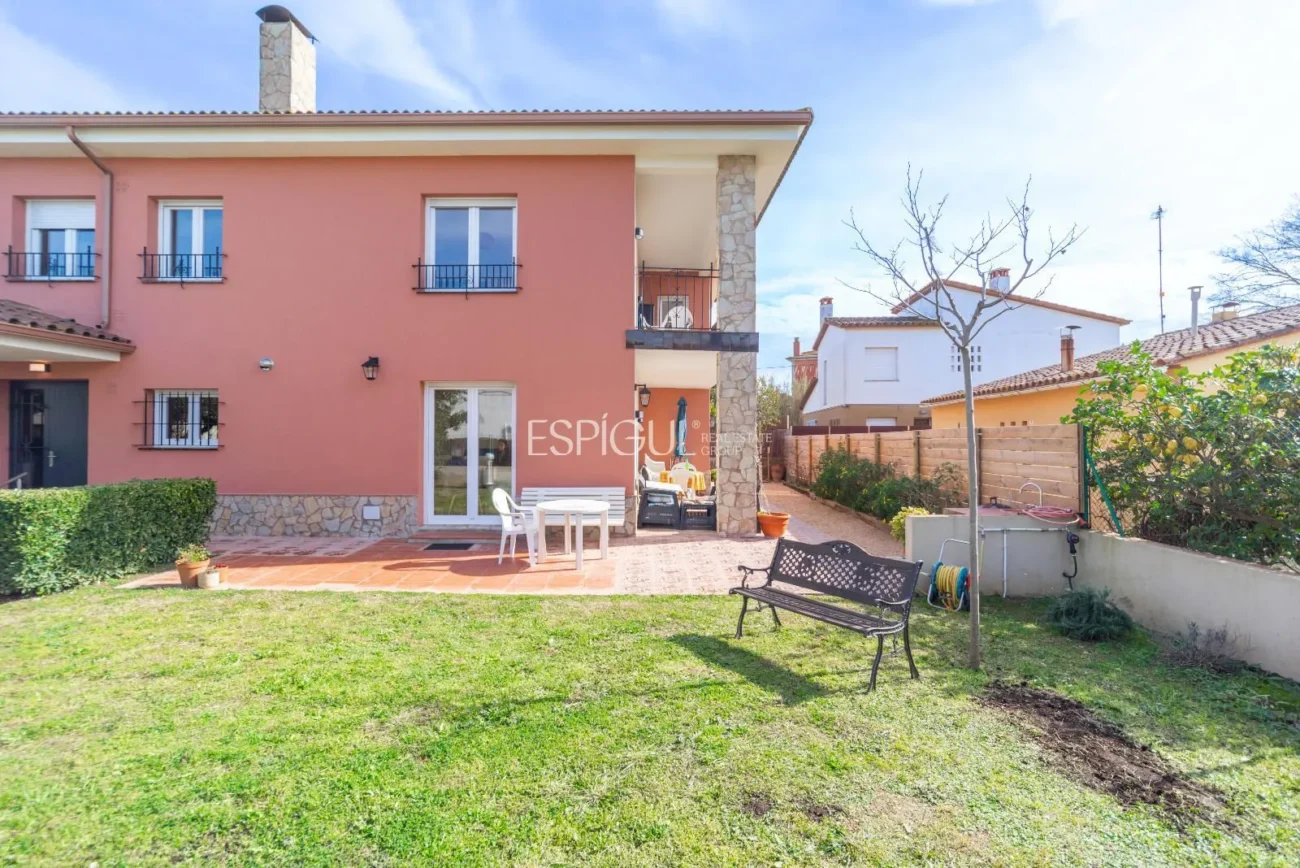 Amplia casa reformada de 6 habitaciones con jardín en Palafrugell