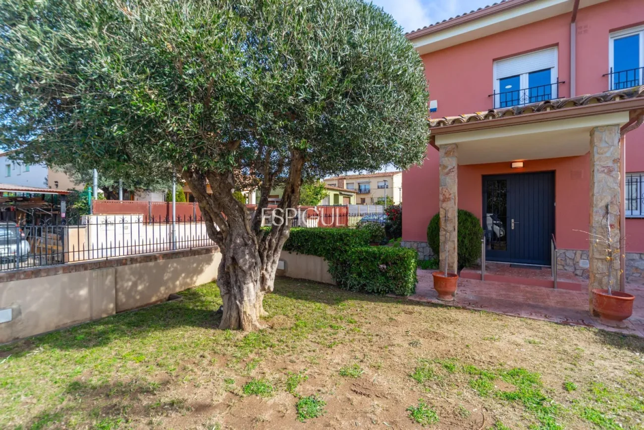 Amplia casa reformada de 6 habitaciones con jardín en Palafrugell